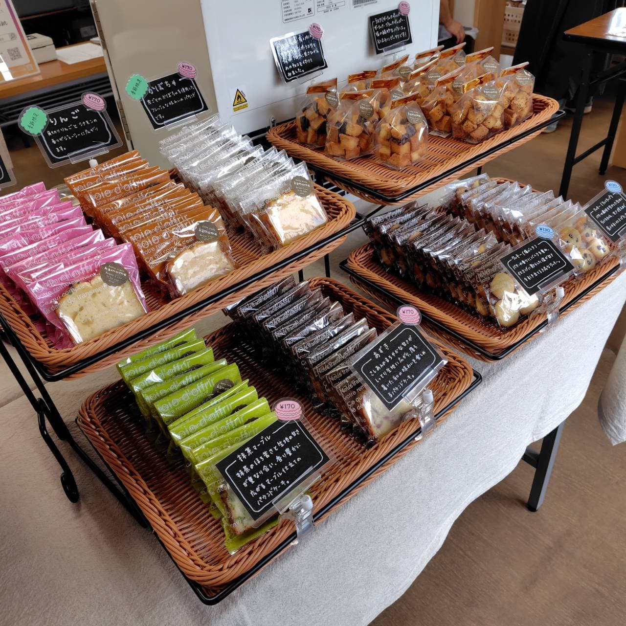 販売会の売り場。かごに焼き菓子が並んでいる