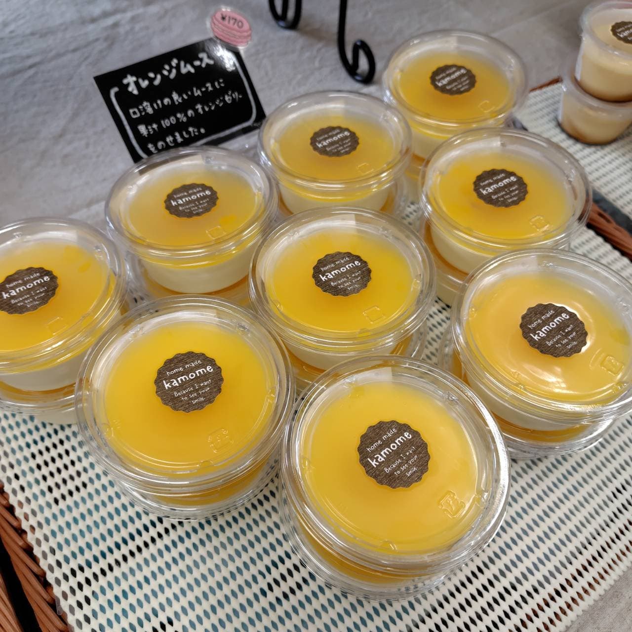 カップ入りのオレンジムース