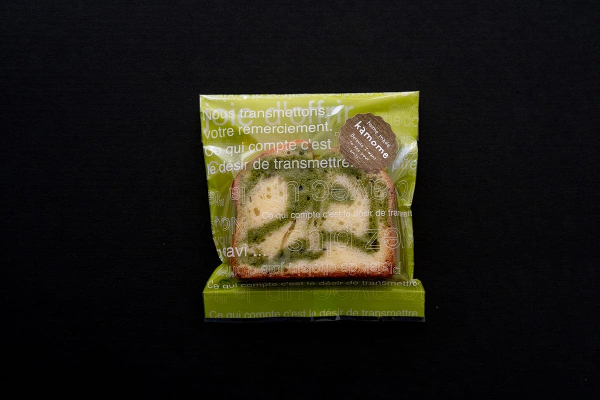 かもめで製造している抹茶色のマーブル模様のパウンドケーキ