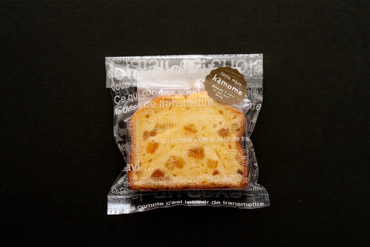かもめで製造しているオレンジ色のドライフルーツ入りのパウンドケーキ