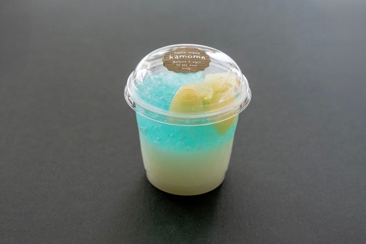 かもめで製造している青と白の二層のゼリー