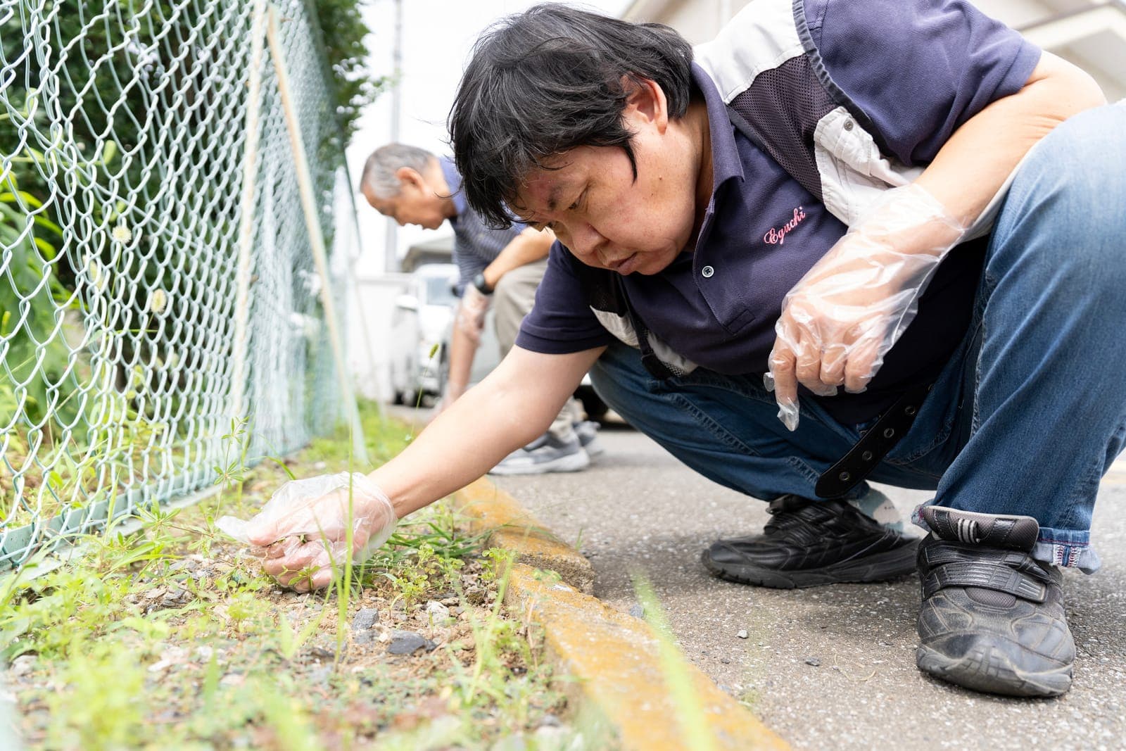 地域のごみ拾い活動に参加するご利用者様とスタッフ