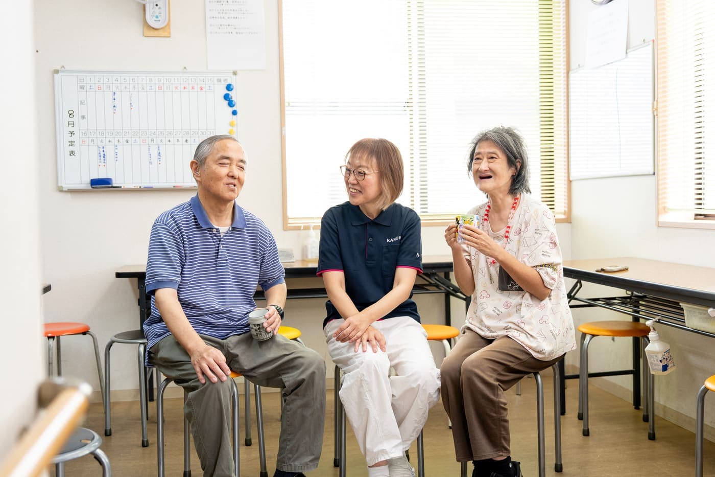 休憩時間に談笑するご利用者様とスタッフ