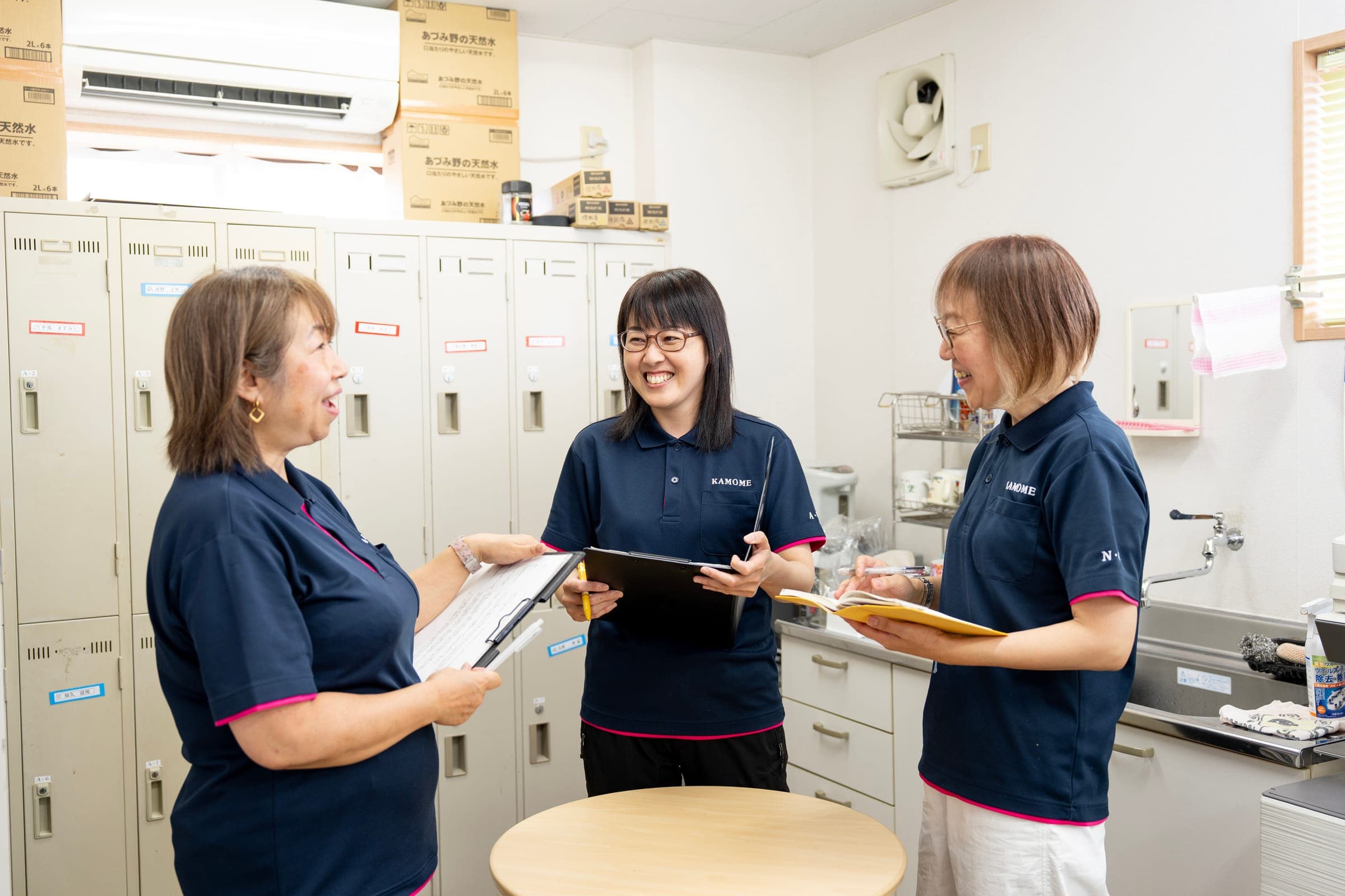 打ち合わせをするかもめのスタッフ