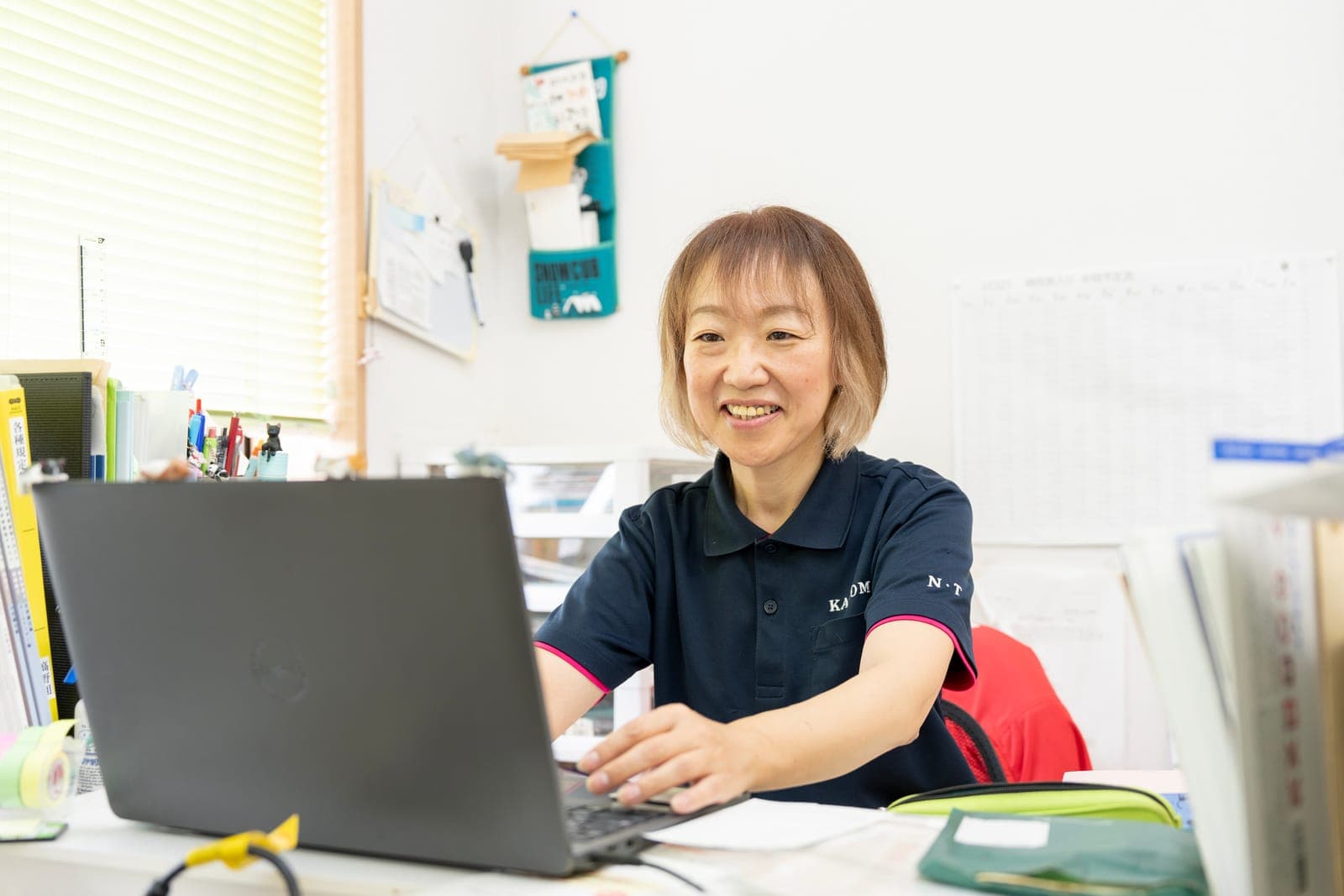 事務所でパソコンに向かう職員