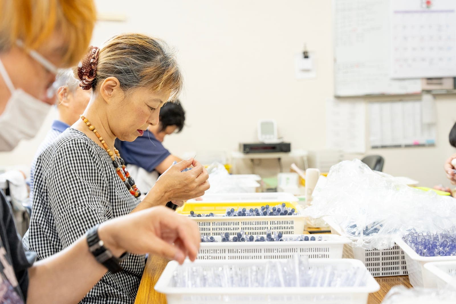 シャープペンシルを組み立てる内職作業